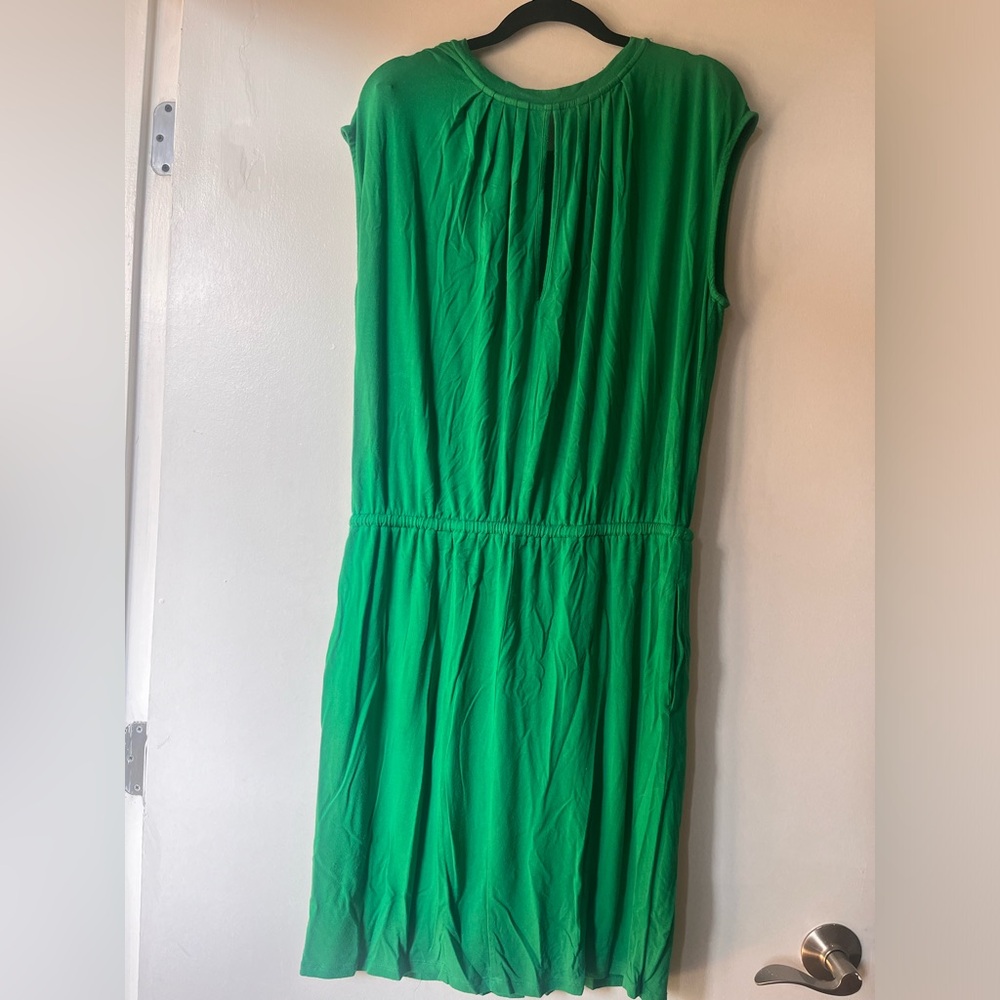 Banana Republic. Kelly green sleeveless tie waist dress with pockets. - Picture 2 of 3